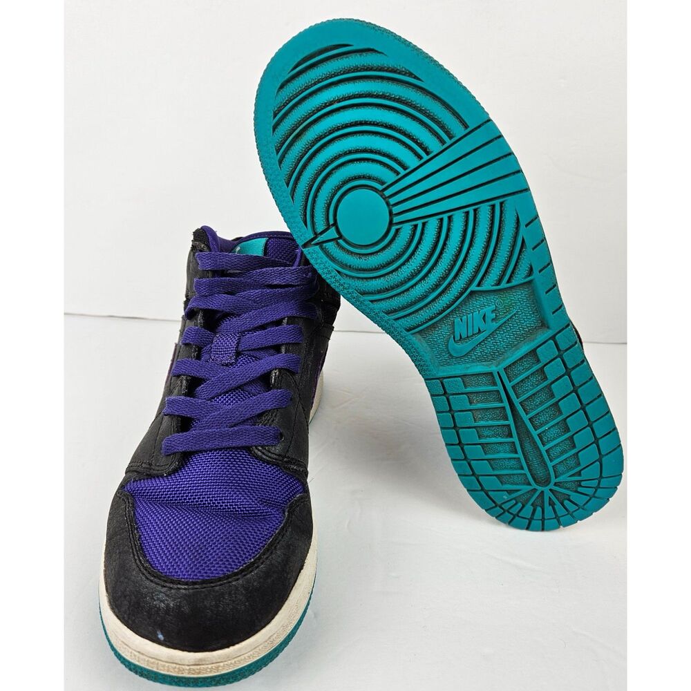 Air Jordan 1 mid grape sneakers. Size: 4.5Y